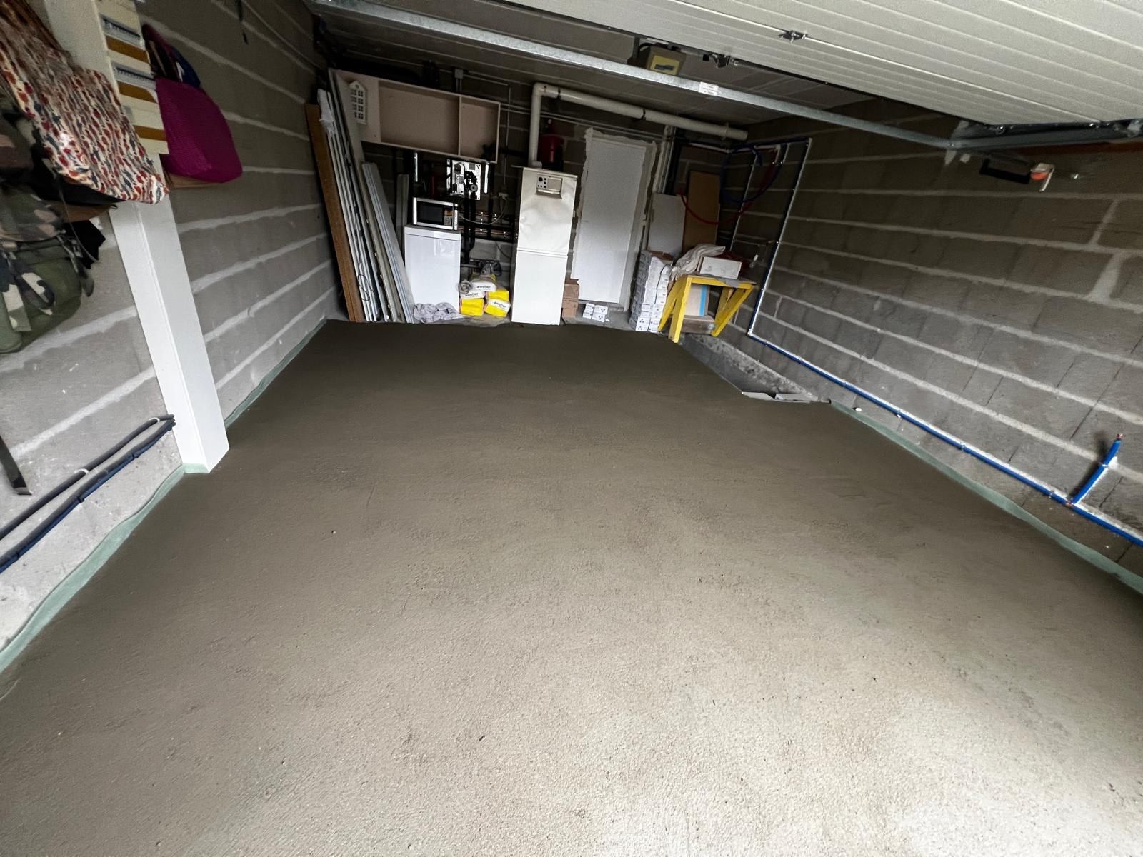 Après travaux : le même garage avec un sol ragréé, lisse et de niveau
