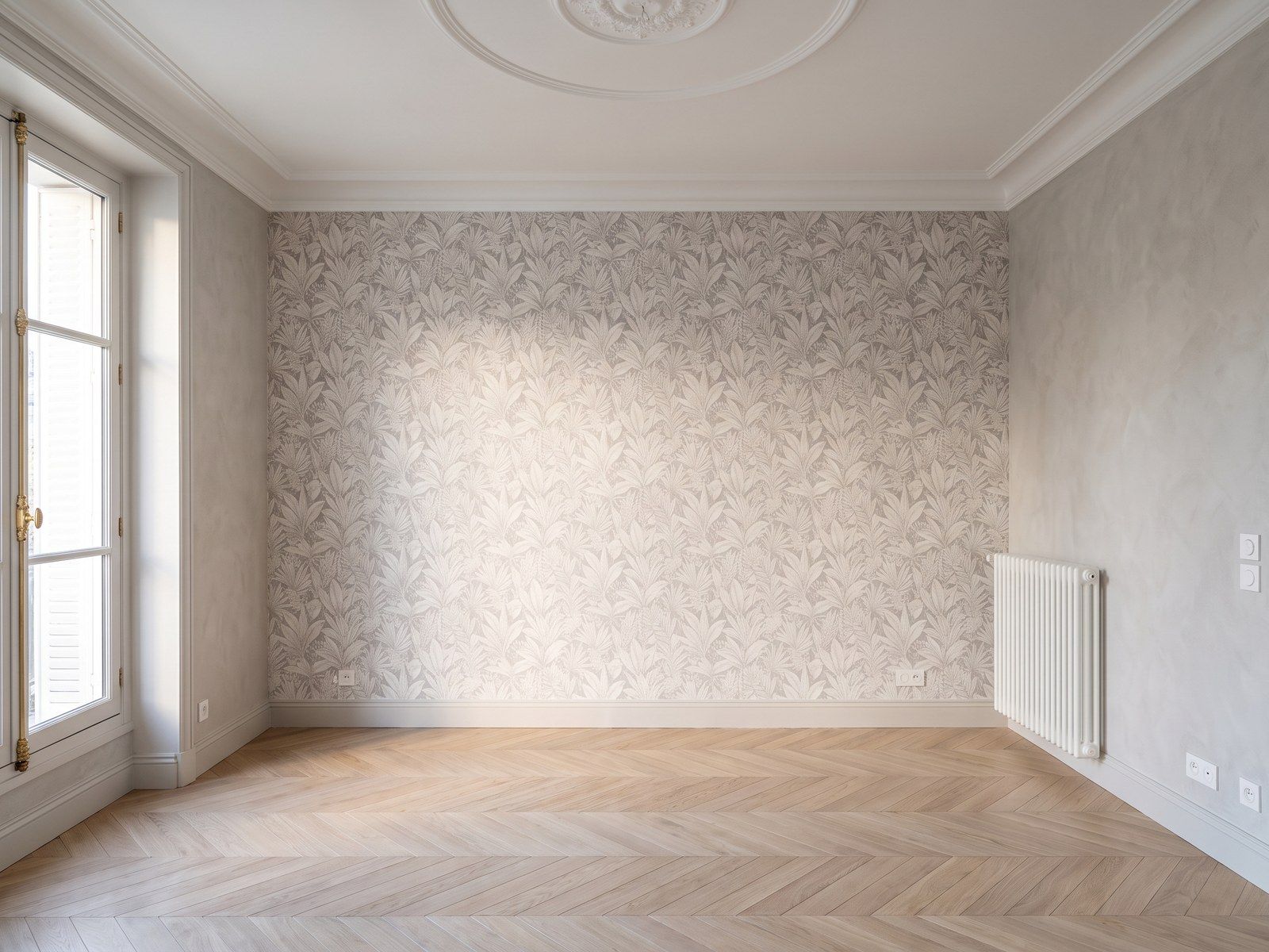 Image d’illustration — mur en papier peint végétal, corniche et rosace de plafond