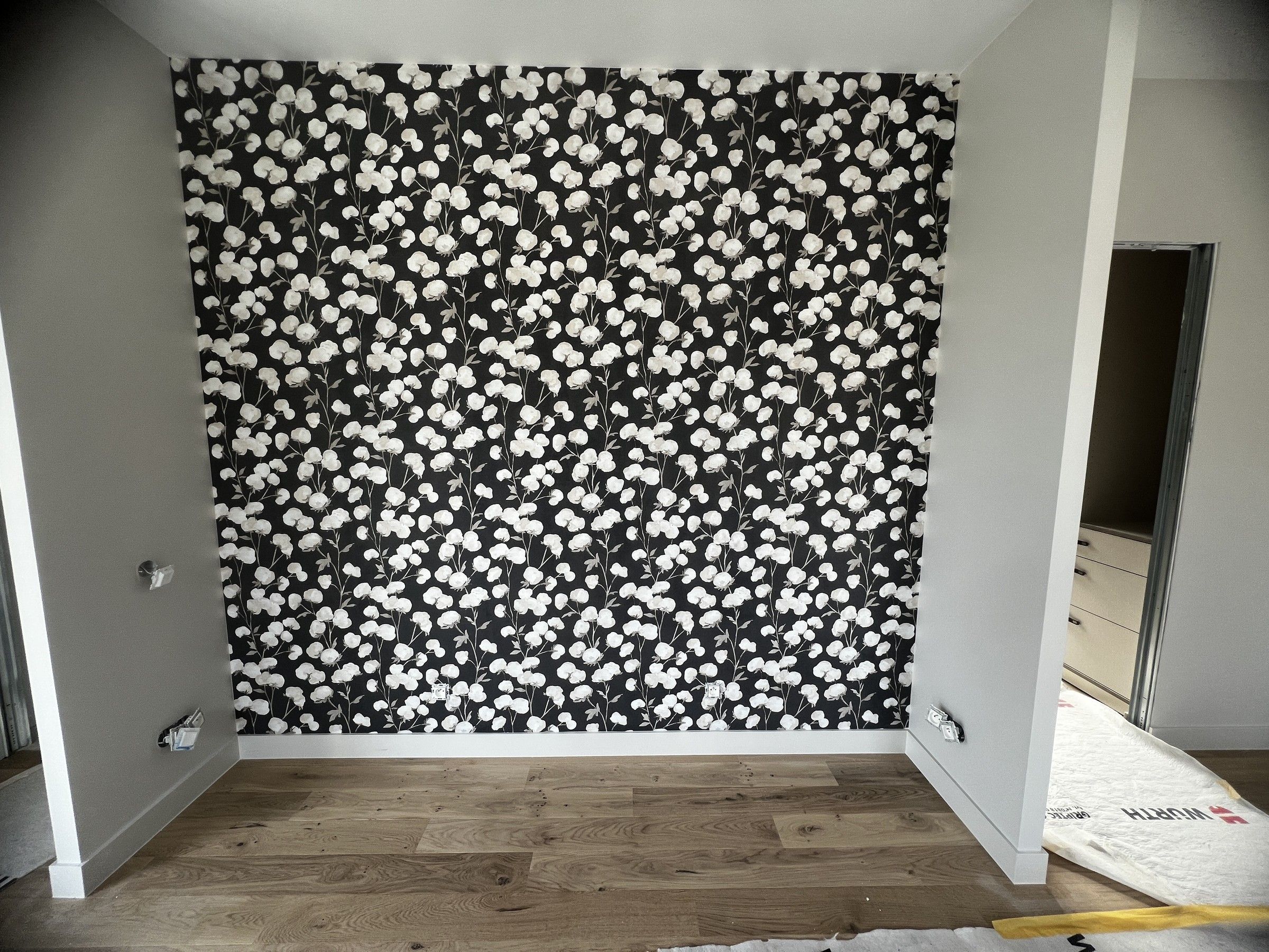 Mur d’accent en papier peint à motif floral noir et blanc