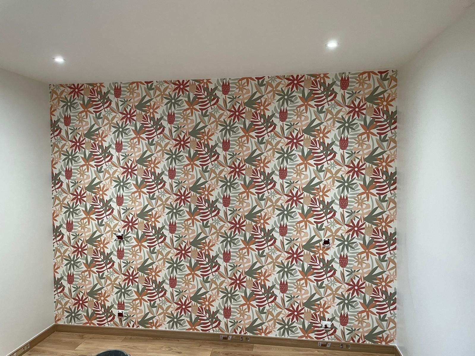 Mur d’accent en papier peint à motif tropical rouge et vert